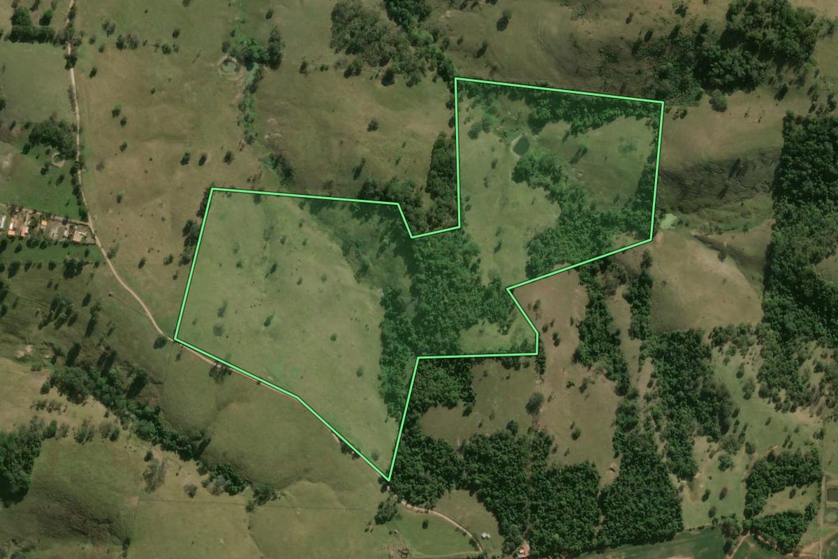 Imagem de satélite do imóvel rural em Pereiras (SP), com o contorno declarado no CAR desenhado por cima.