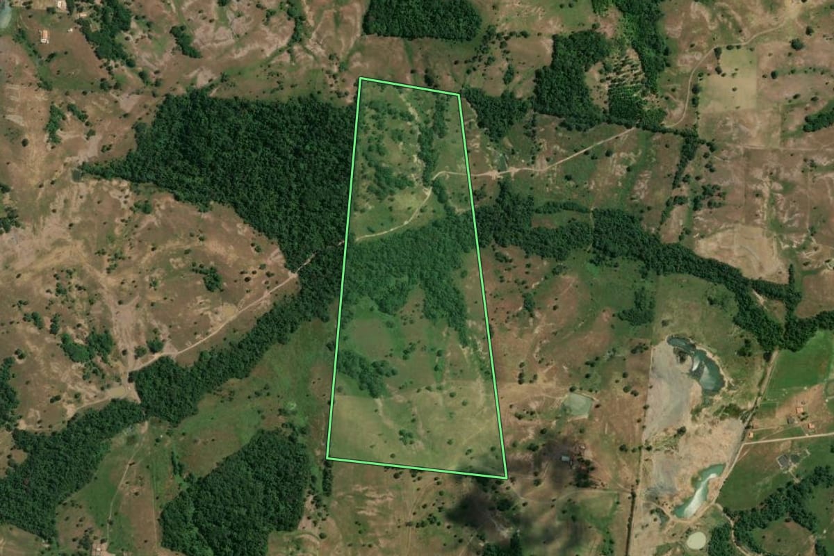 Imagem de satélite do imóvel rural em Pereiras (SP), com o contorno declarado no CAR desenhado por cima.