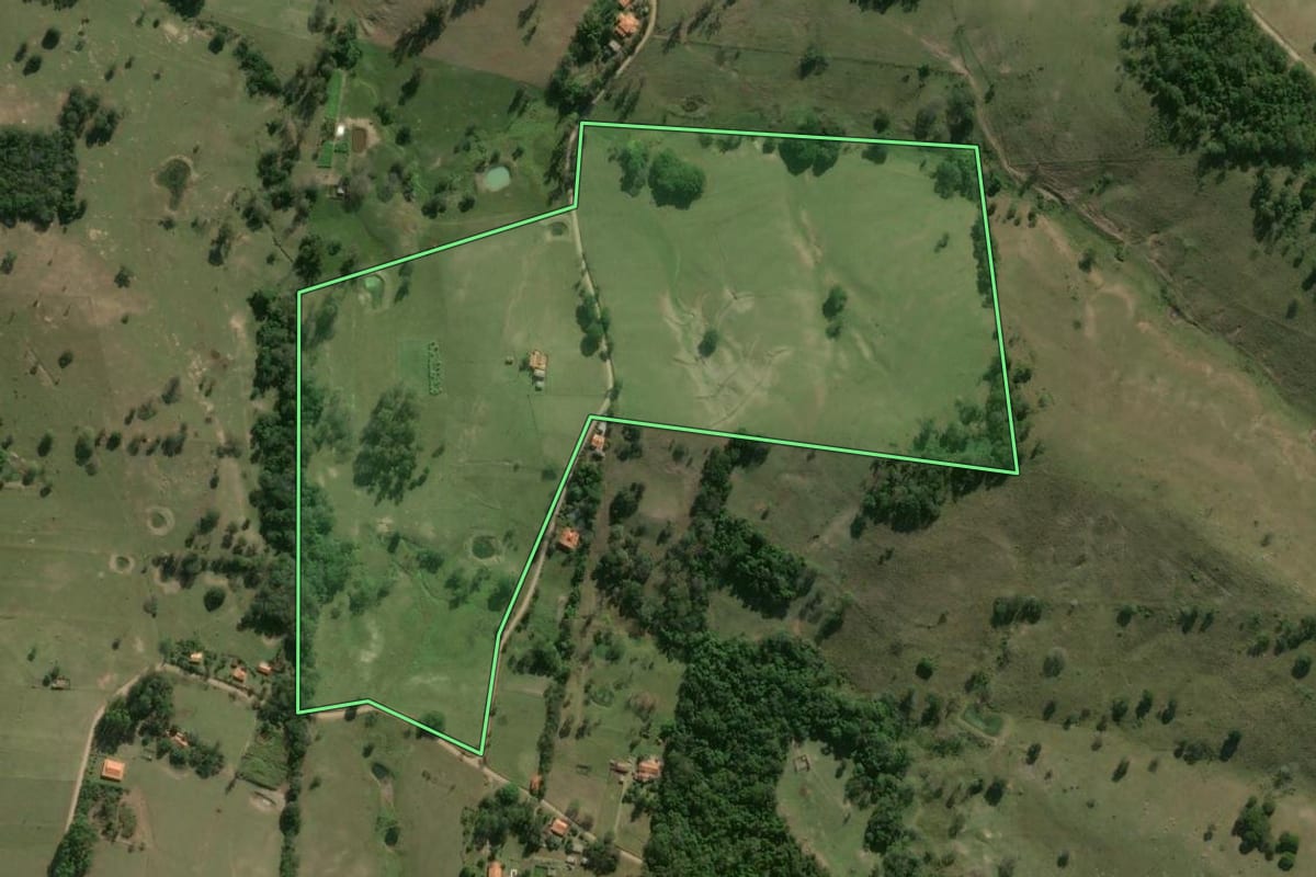 Imagem de satélite do imóvel rural em Pereiras (SP), com o contorno declarado no CAR desenhado por cima.