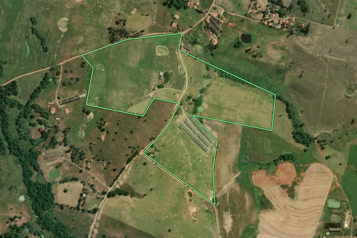 Imagem de satélite do imóvel rural em Pereiras (SP), com o contorno declarado no CAR desenhado por cima.