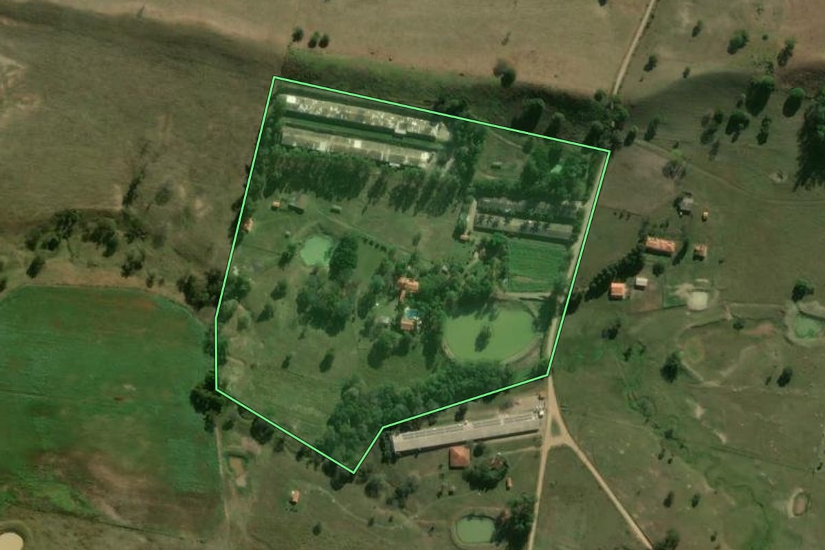 Imagem de satélite do imóvel rural em Pereiras (SP), com o contorno declarado no CAR desenhado por cima.