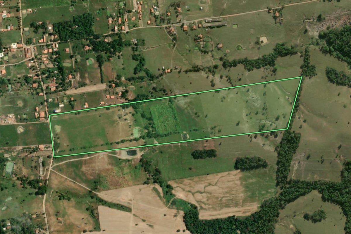 Imagem de satélite do imóvel rural em Pereiras (SP), com o contorno declarado no CAR desenhado por cima.