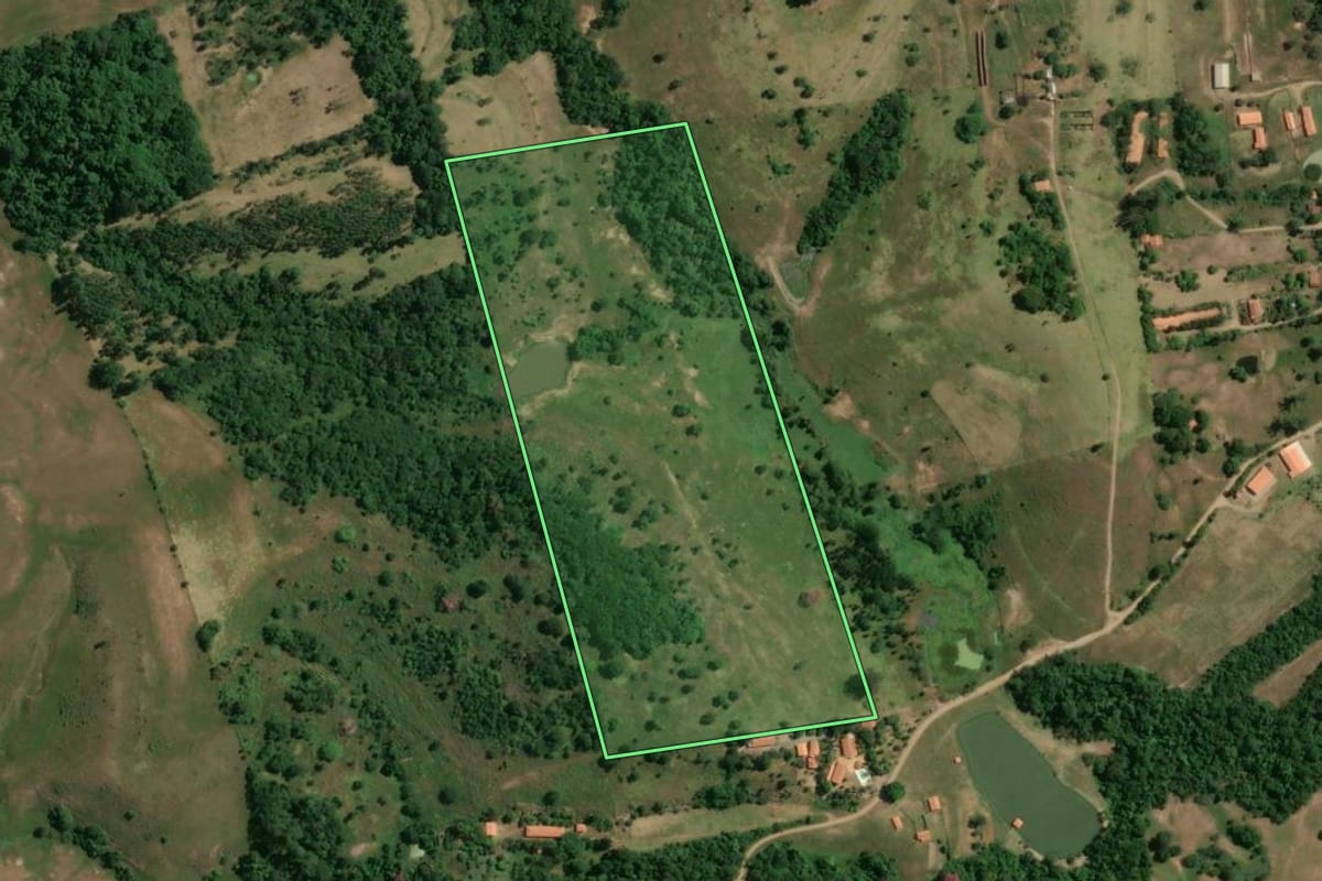 Imagem de satélite do imóvel rural em Pereiras (SP), com o contorno declarado no CAR desenhado por cima.