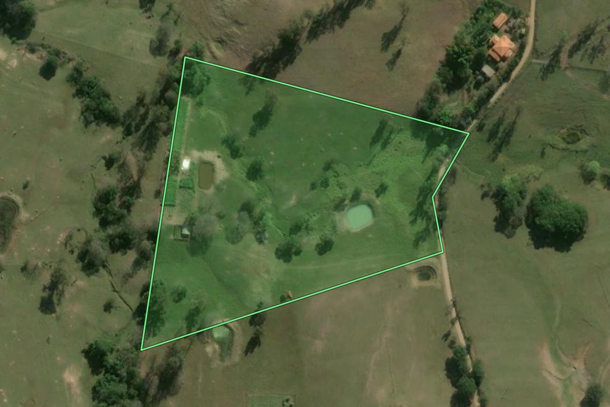 Imagem de satélite do imóvel rural em Pereiras (SP), com o contorno declarado no CAR desenhado por cima.