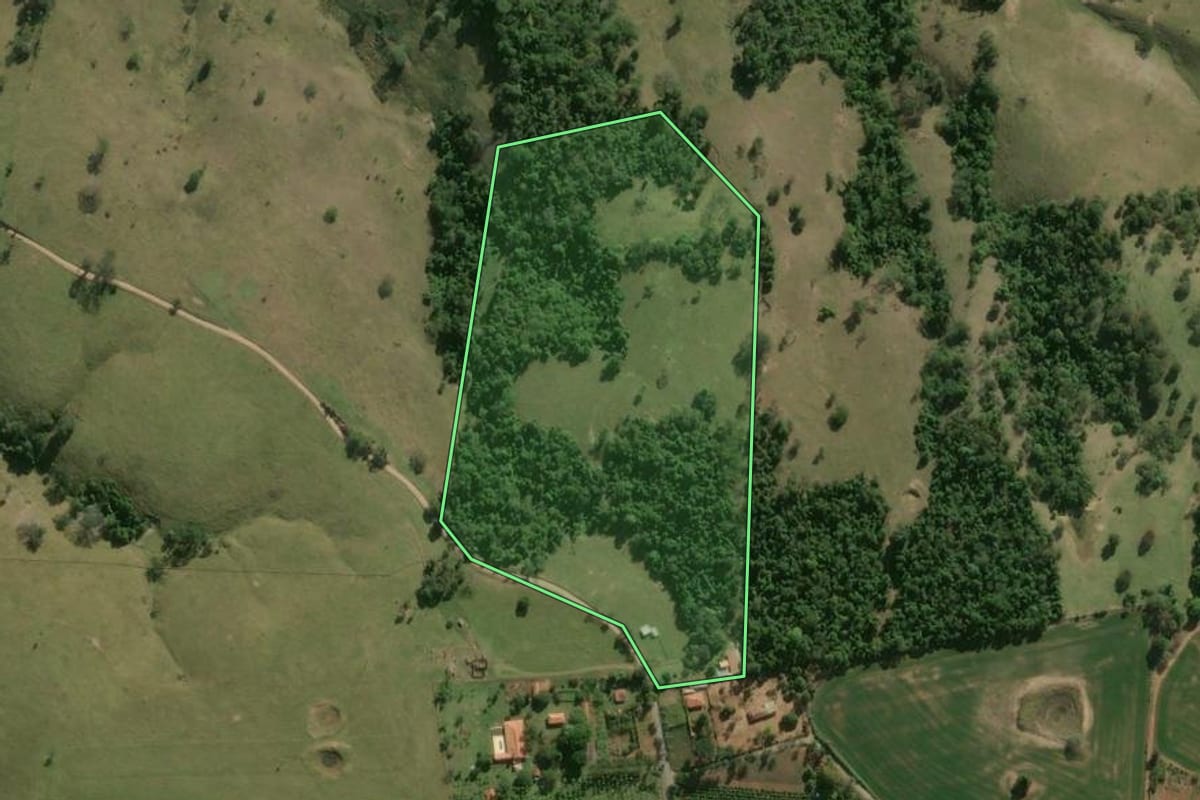 Imagem de satélite do imóvel rural em Pereiras (SP), com o contorno declarado no CAR desenhado por cima.