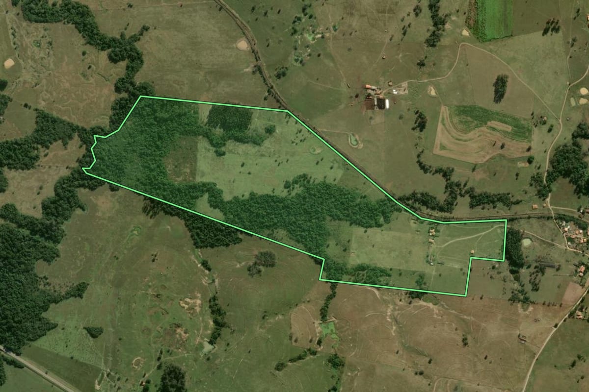 Imagem de satélite do imóvel rural em Pereiras (SP), com o contorno declarado no CAR desenhado por cima.