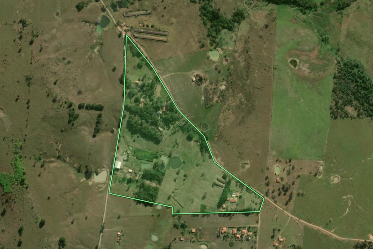 Imagem de satélite do imóvel rural em Pereiras (SP), com o contorno declarado no CAR desenhado por cima.