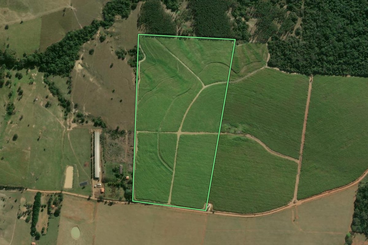 Imagem de satélite do imóvel rural em Pereiras (SP), com o contorno declarado no CAR desenhado por cima.