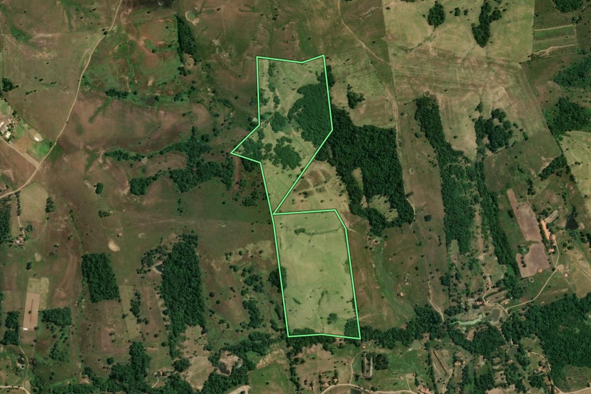 Imagem de satélite do imóvel rural em Pereiras (SP), com o contorno declarado no CAR desenhado por cima.