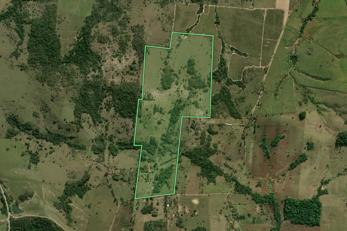 Imagem de satélite do imóvel rural em Pereiras (SP), com o contorno declarado no CAR desenhado por cima.