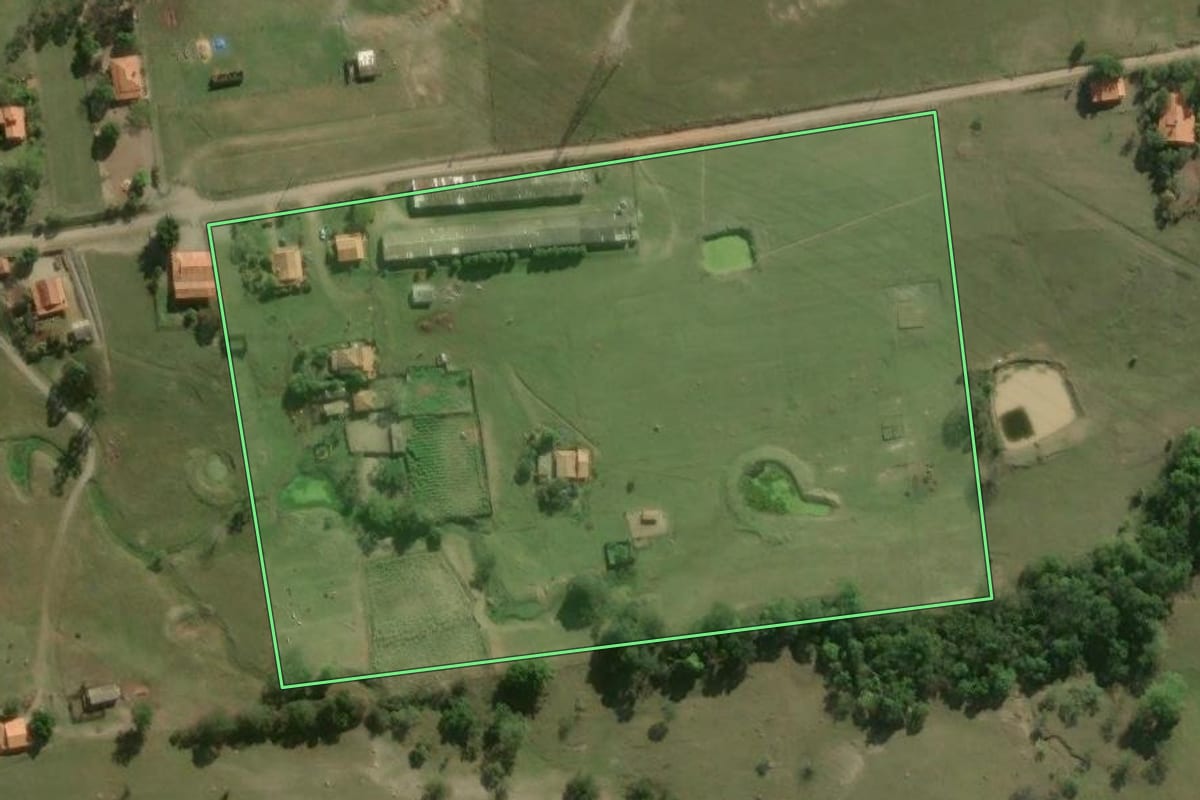 Imagem de satélite do imóvel rural em Pereiras (SP), com o contorno declarado no CAR desenhado por cima.
