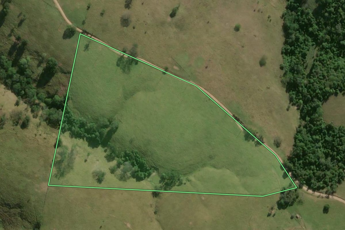 Imagem de satélite do imóvel rural em Pereiras (SP), com o contorno declarado no CAR desenhado por cima.