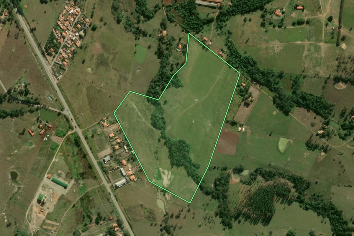 Imagem de satélite do imóvel rural em Pereiras (SP), com o contorno declarado no CAR desenhado por cima.