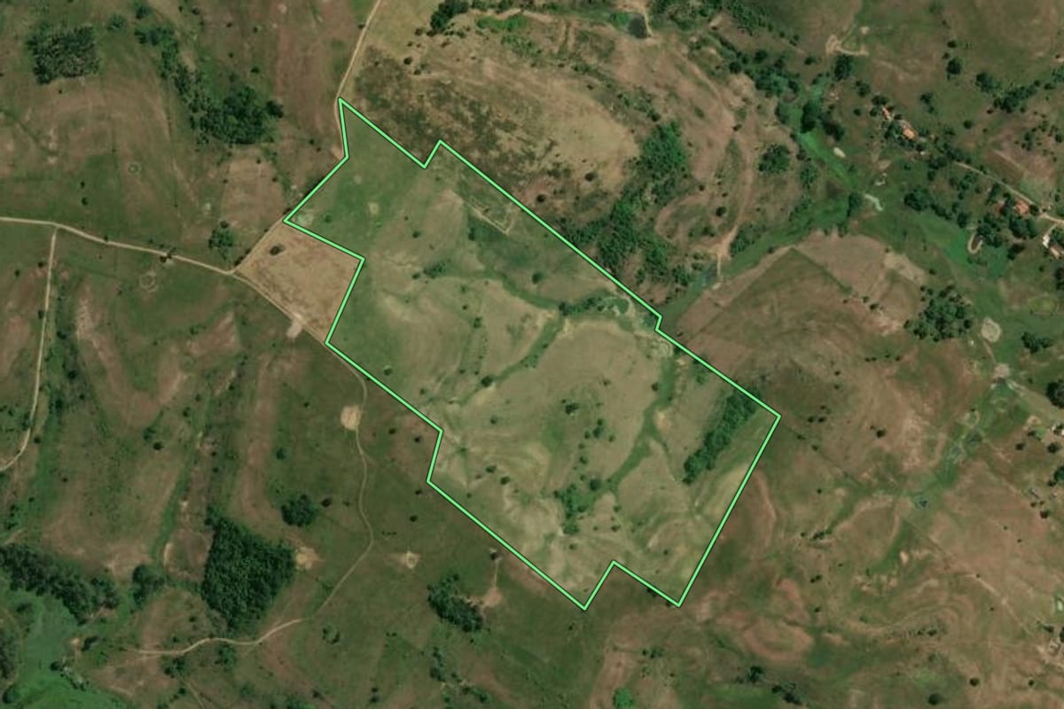 Imagem de satélite do imóvel rural em Pereiras (SP), com o contorno declarado no CAR desenhado por cima.