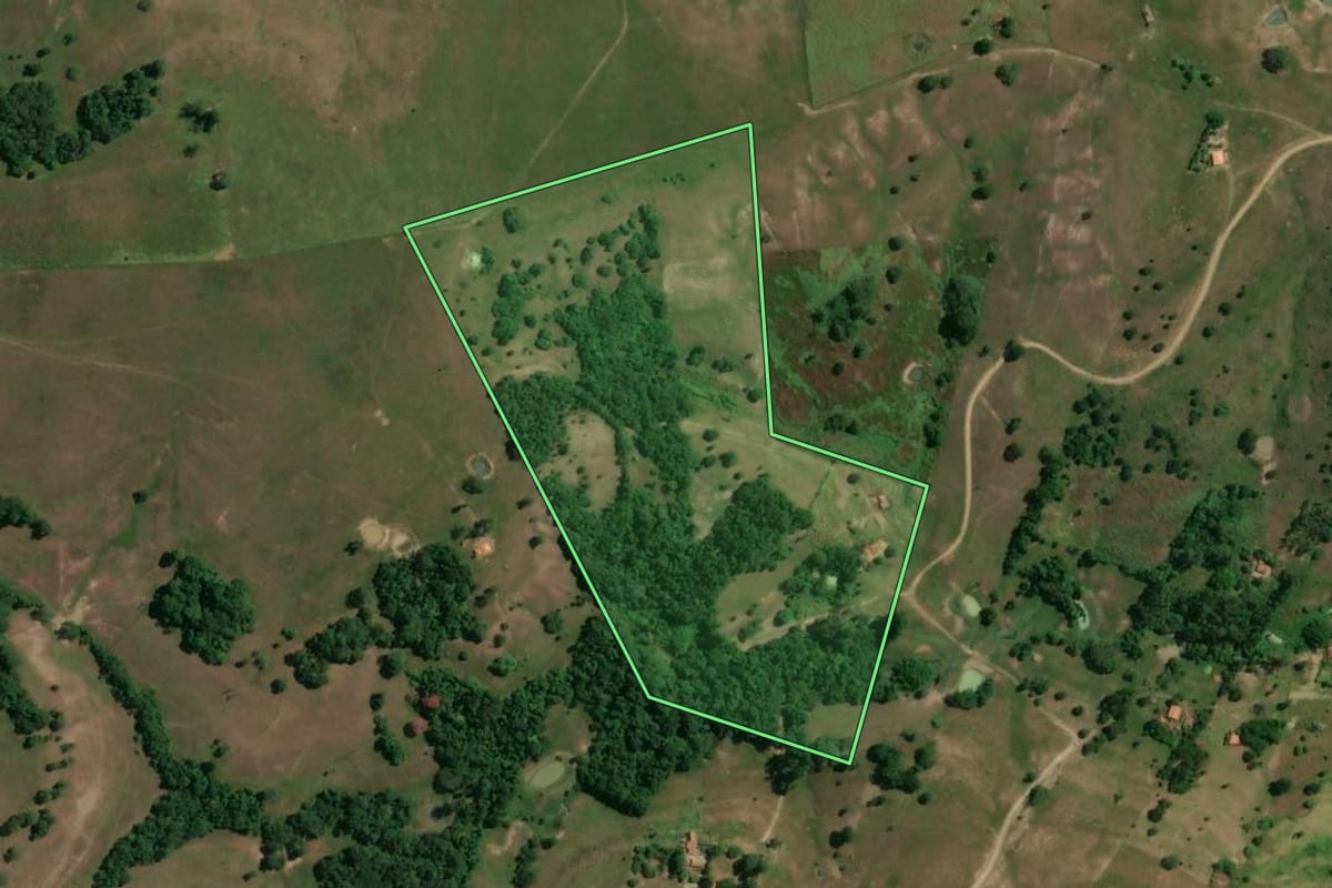 Imagem de satélite do imóvel rural em Pereiras (SP), com o contorno declarado no CAR desenhado por cima.