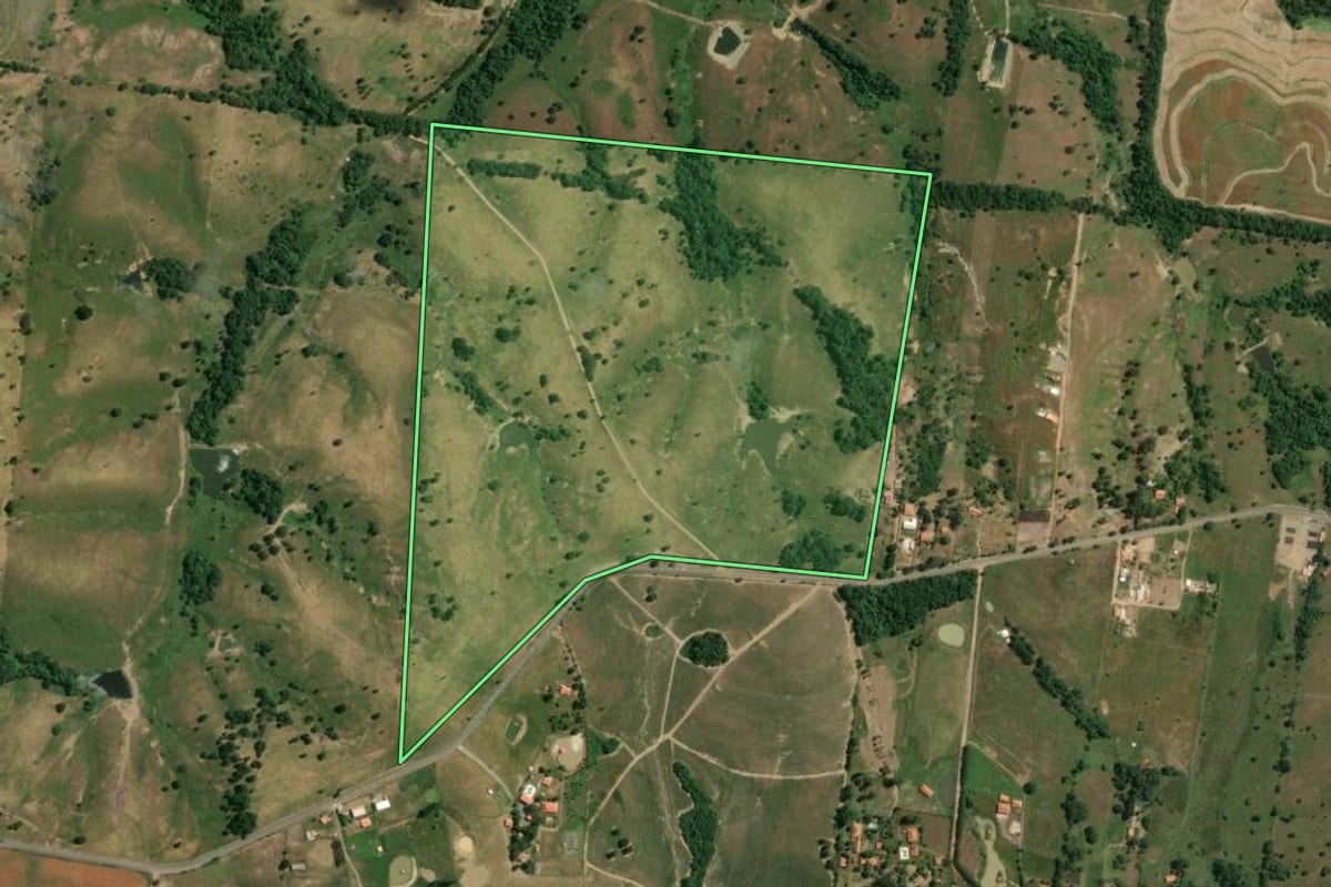 Imagem de satélite do imóvel rural em Pereiras (SP), com o contorno declarado no CAR desenhado por cima.