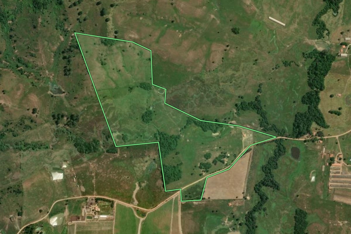 Imagem de satélite do imóvel rural em Pereiras (SP), com o contorno declarado no CAR desenhado por cima.