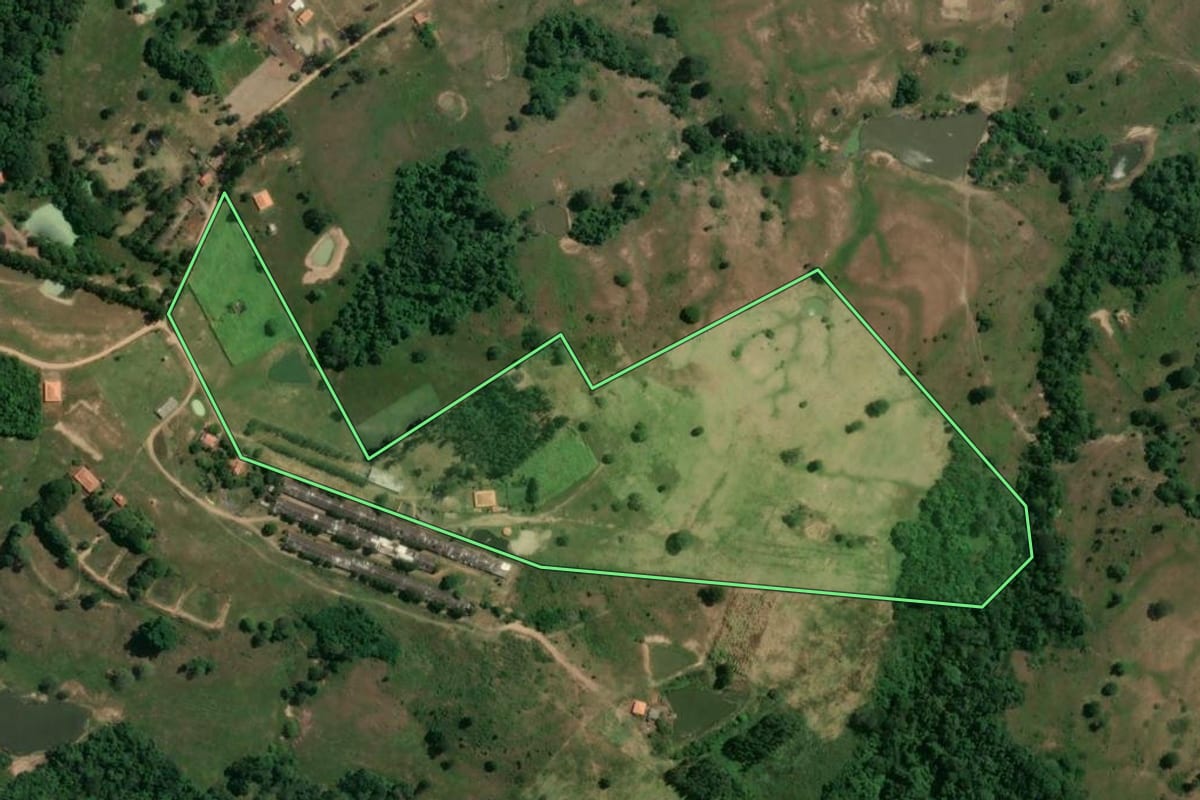 Imagem de satélite do imóvel rural em Pereiras (SP), com o contorno declarado no CAR desenhado por cima.