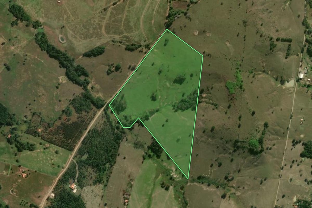 Imagem de satélite do imóvel rural em Pereiras (SP), com o contorno declarado no CAR desenhado por cima.