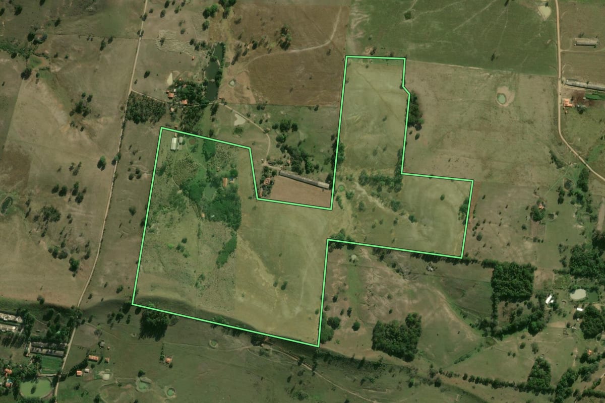 Imagem de satélite do imóvel rural em Pereiras (SP), com o contorno declarado no CAR desenhado por cima.