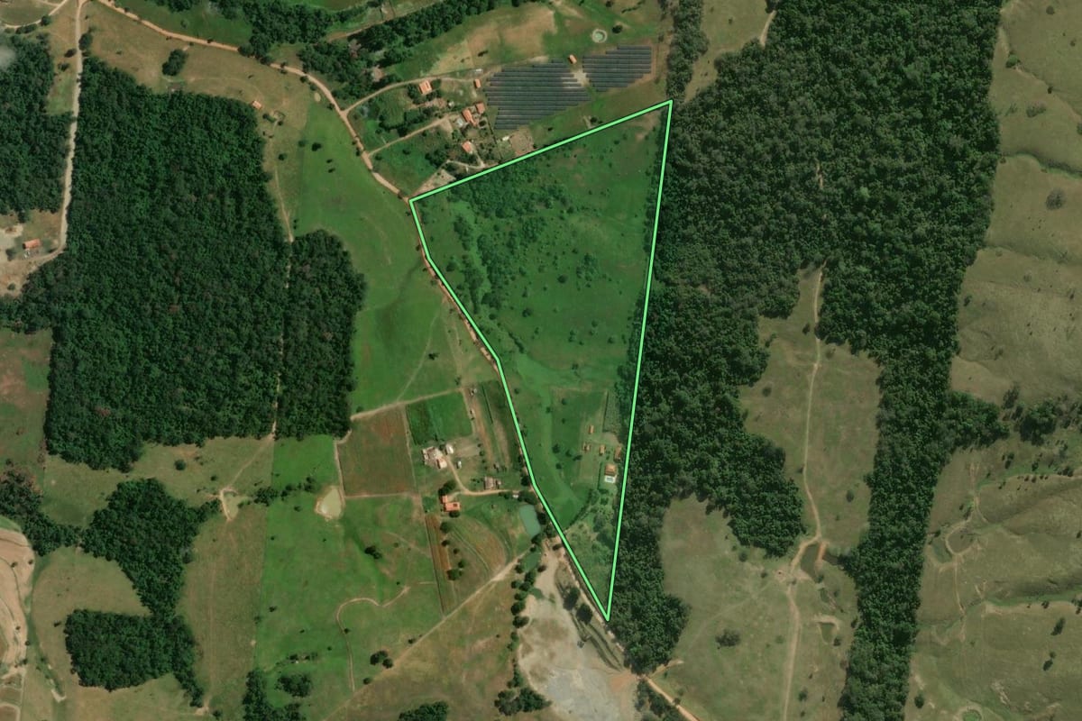 Imagem de satélite do imóvel rural em Pereiras (SP), com o contorno declarado no CAR desenhado por cima.