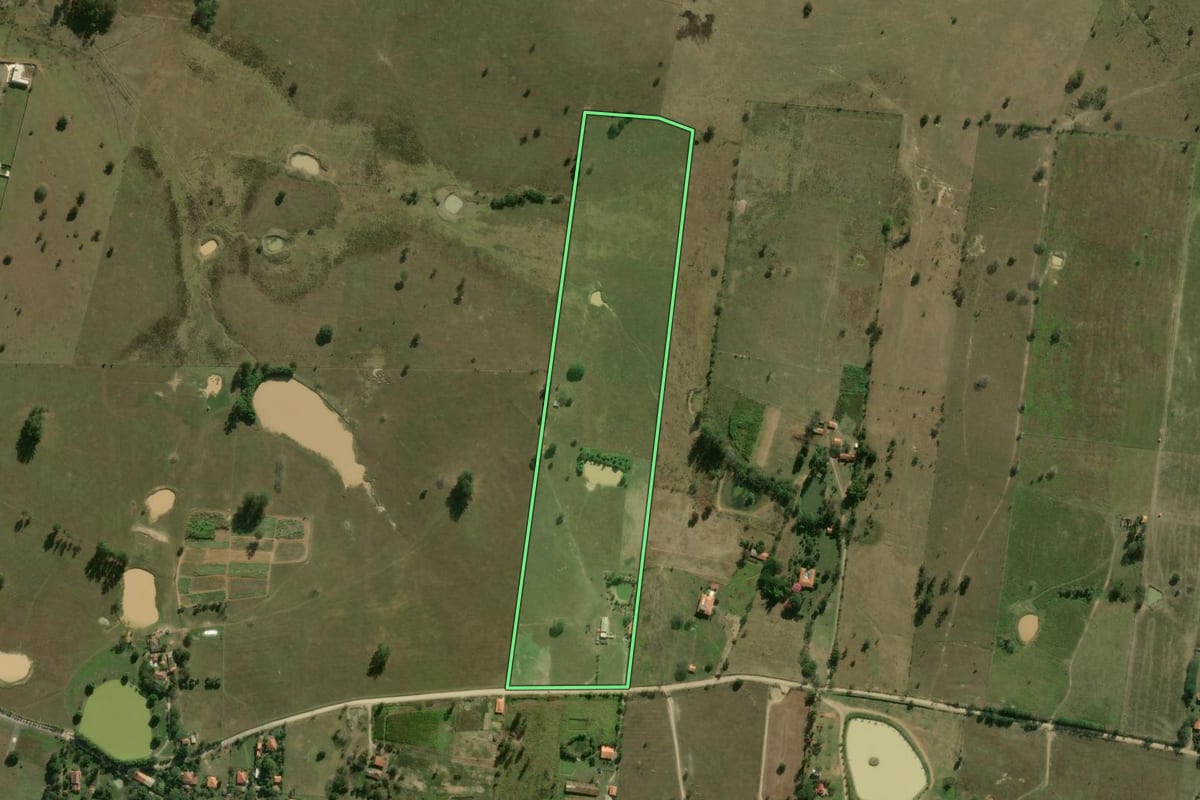 Imagem de satélite do imóvel rural em Pereiras (SP), com o contorno declarado no CAR desenhado por cima.