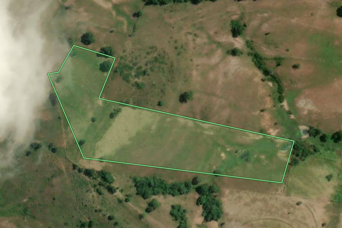 Imagem de satélite do imóvel rural em Pereiras (SP), com o contorno declarado no CAR desenhado por cima.
