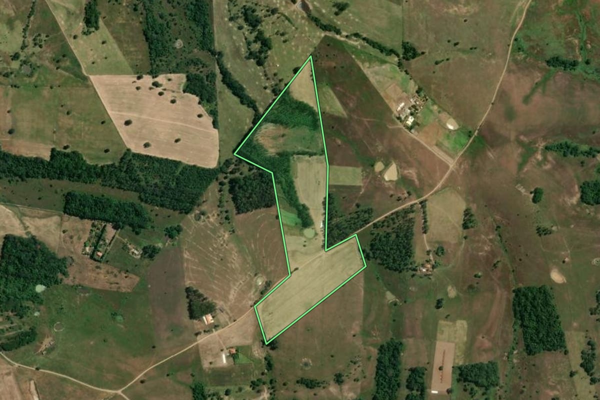 Imagem de satélite do imóvel rural em Pereiras (SP), com o contorno declarado no CAR desenhado por cima.