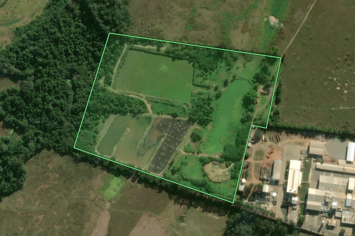 Imagem de satélite do imóvel rural em Pereiras (SP), com o contorno declarado no CAR desenhado por cima.