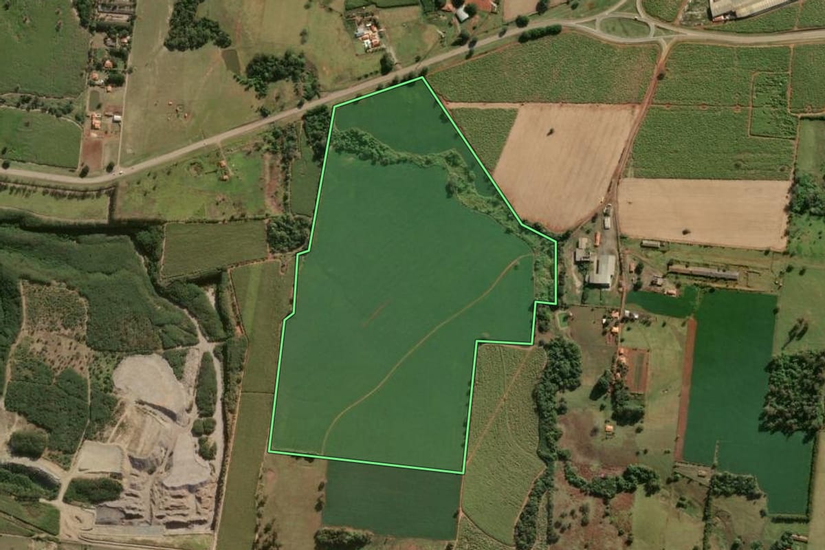 Imagem de satélite do imóvel rural em Pereiras (SP), com o contorno declarado no CAR desenhado por cima.