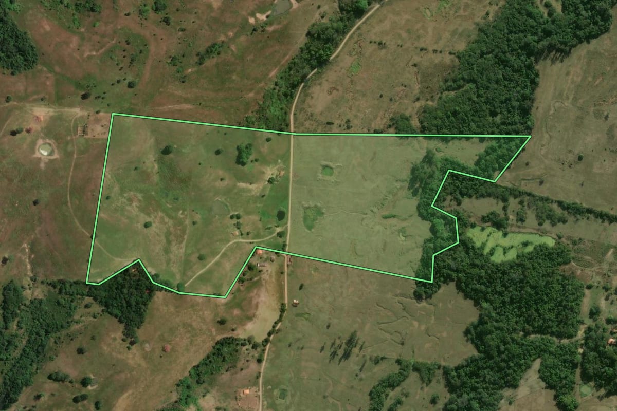 Imagem de satélite do imóvel rural em Pereiras (SP), com o contorno declarado no CAR desenhado por cima.