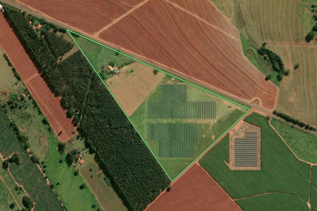 Imagem de satélite do imóvel rural em Piacatu (SP), com o contorno declarado no CAR desenhado por cima.
