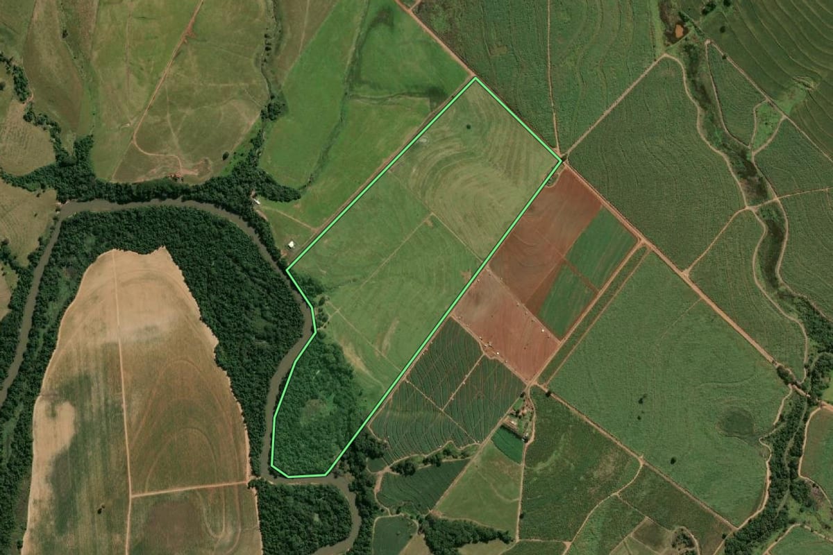 Imagem de satélite do imóvel rural em Piacatu (SP), com o contorno declarado no CAR desenhado por cima.