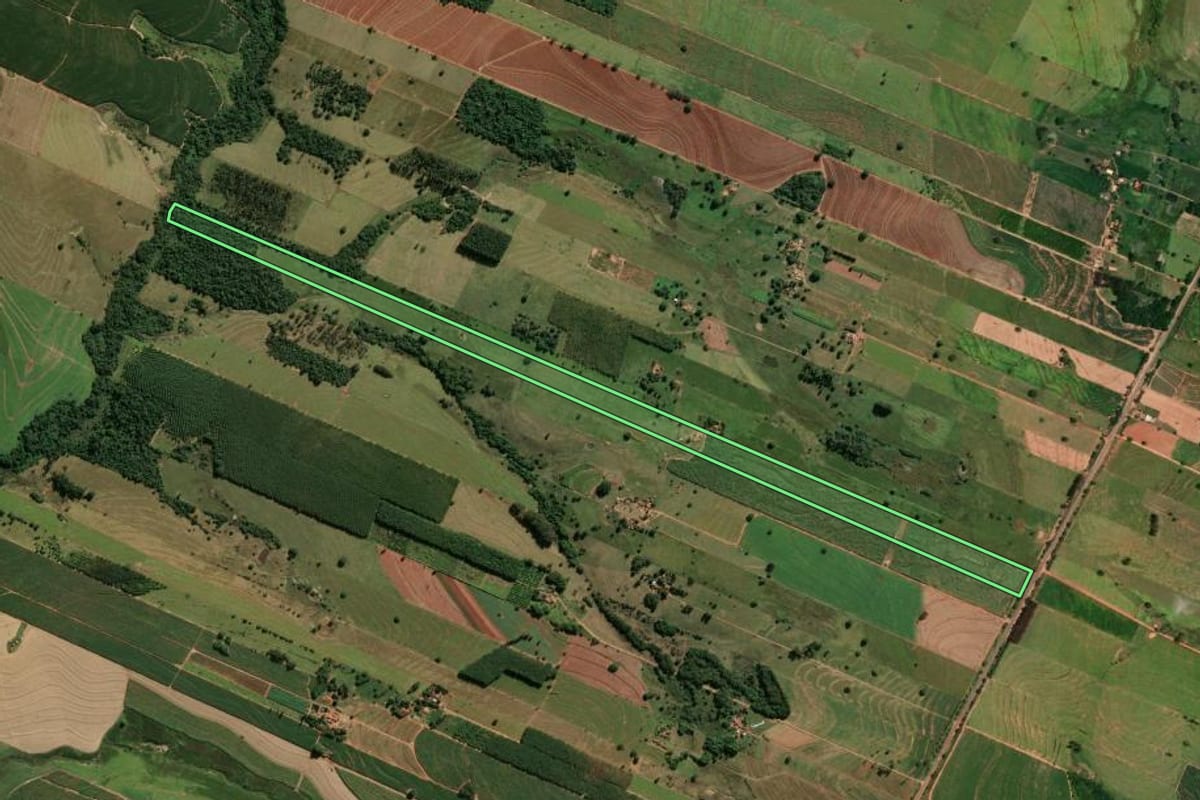 Imagem de satélite do imóvel rural em Piacatu (SP), com o contorno declarado no CAR desenhado por cima.