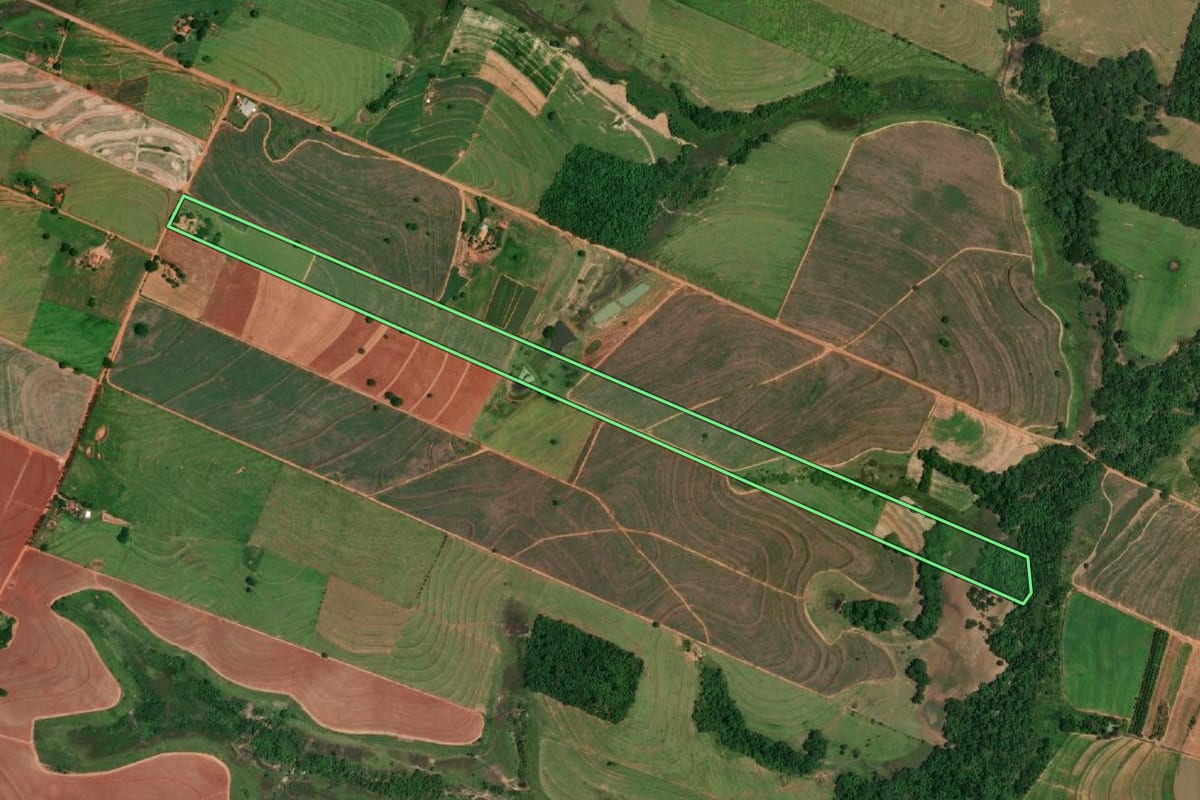Imagem de satélite do imóvel rural em Piacatu (SP), com o contorno declarado no CAR desenhado por cima.