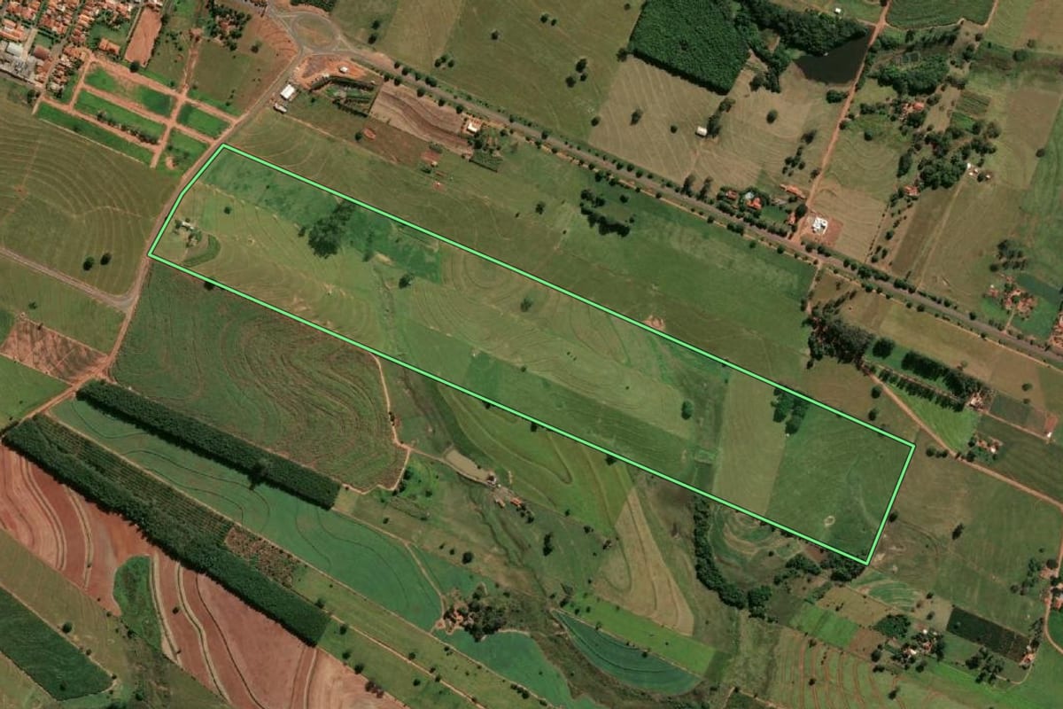 Imagem de satélite do imóvel rural em Piacatu (SP), com o contorno declarado no CAR desenhado por cima.