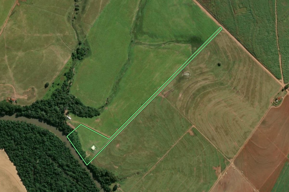 Imagem de satélite do imóvel rural em Piacatu (SP), com o contorno declarado no CAR desenhado por cima.