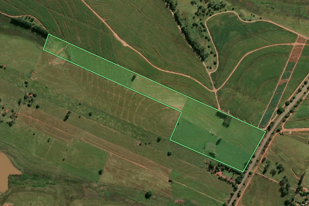 Imagem de satélite do imóvel rural em Piacatu (SP), com o contorno declarado no CAR desenhado por cima.