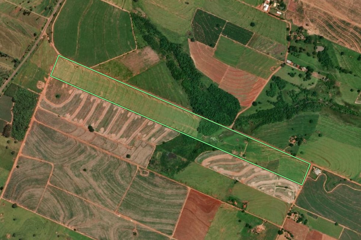 Imagem de satélite do imóvel rural em Piacatu (SP), com o contorno declarado no CAR desenhado por cima.