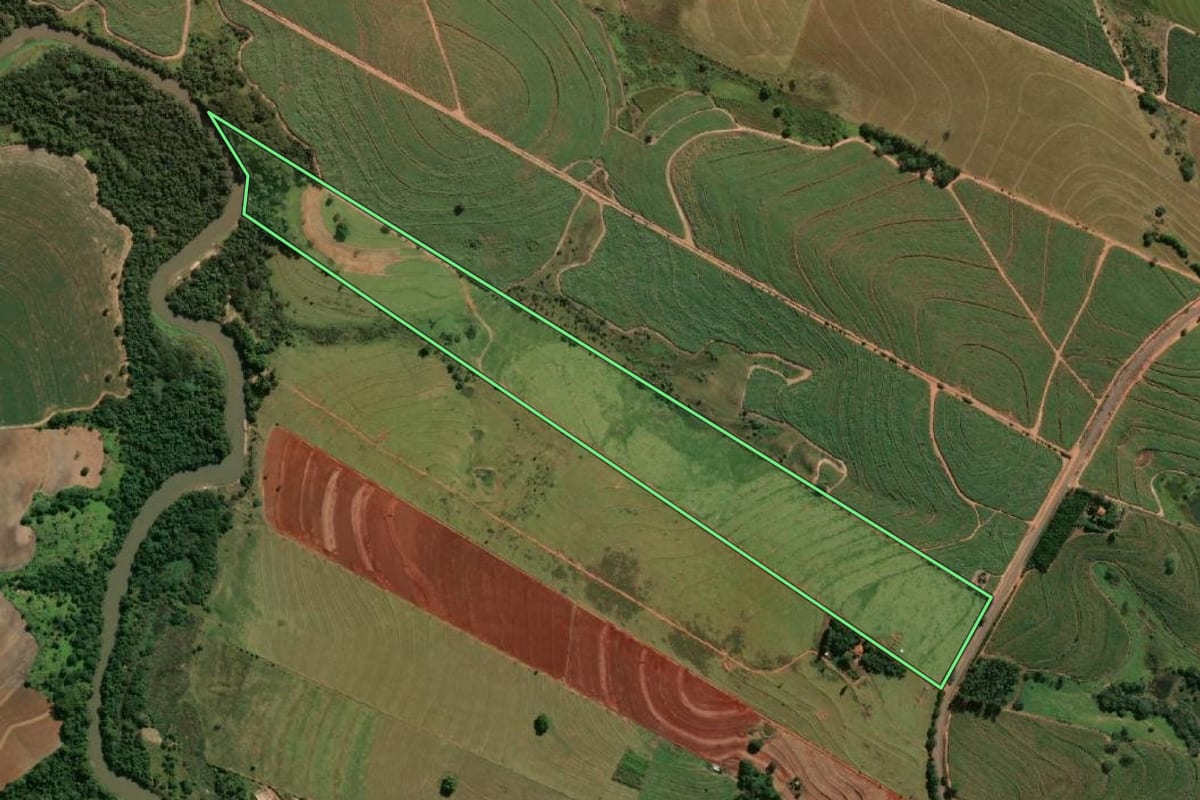 Imagem de satélite do imóvel rural em Piacatu (SP), com o contorno declarado no CAR desenhado por cima.
