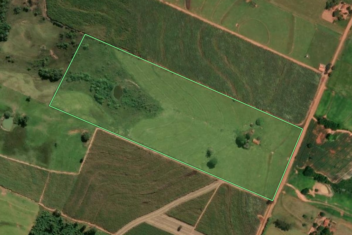 Imagem de satélite do imóvel rural em Piacatu (SP), com o contorno declarado no CAR desenhado por cima.