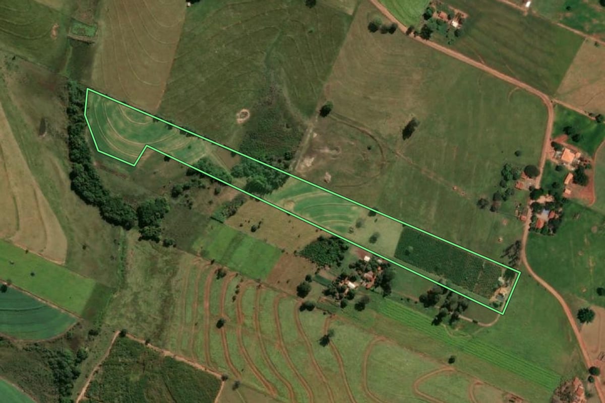 Imagem de satélite do imóvel rural em Piacatu (SP), com o contorno declarado no CAR desenhado por cima.
