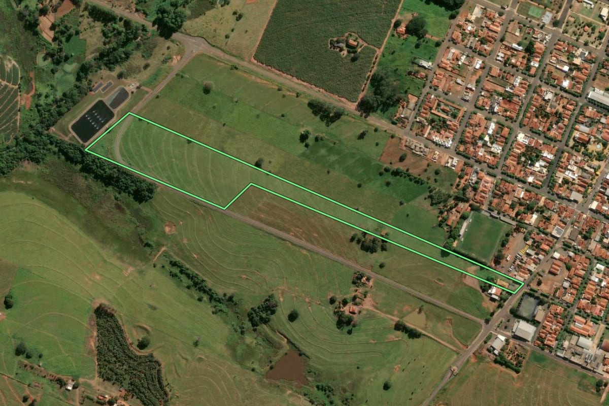 Imagem de satélite do imóvel rural em Piacatu (SP), com o contorno declarado no CAR desenhado por cima.