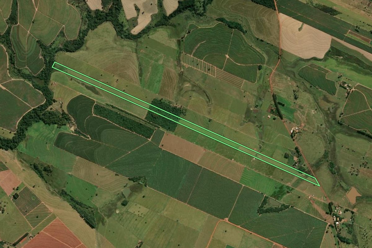 Imagem de satélite do imóvel rural em Piacatu (SP), com o contorno declarado no CAR desenhado por cima.