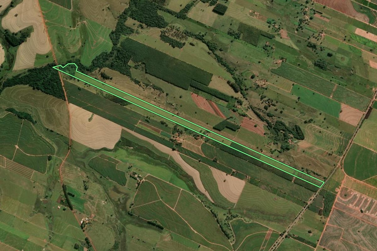 Imagem de satélite do imóvel rural em Piacatu (SP), com o contorno declarado no CAR desenhado por cima.
