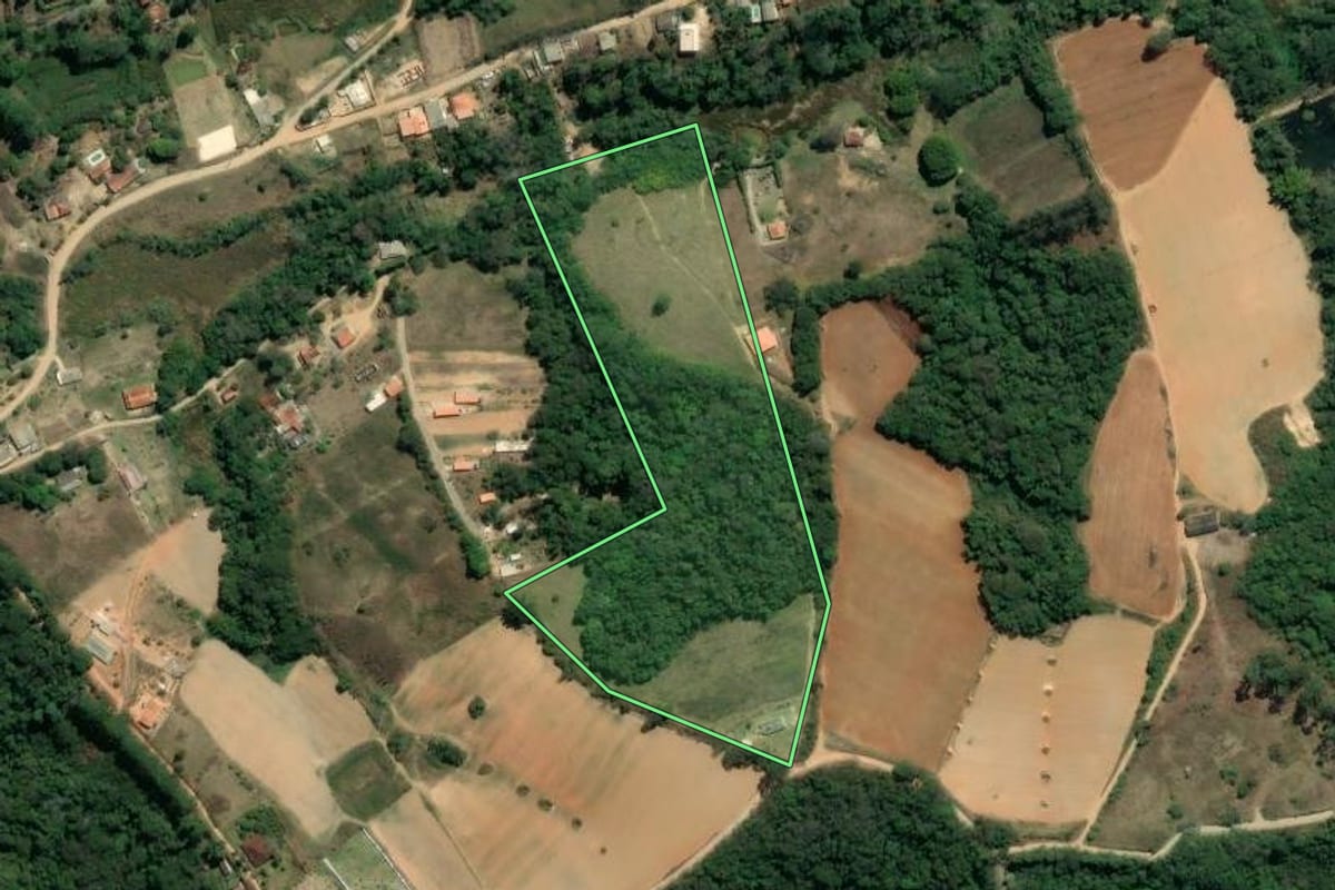 Imagem de satélite do imóvel rural em Piedade (SP), com o contorno declarado no CAR desenhado por cima.
