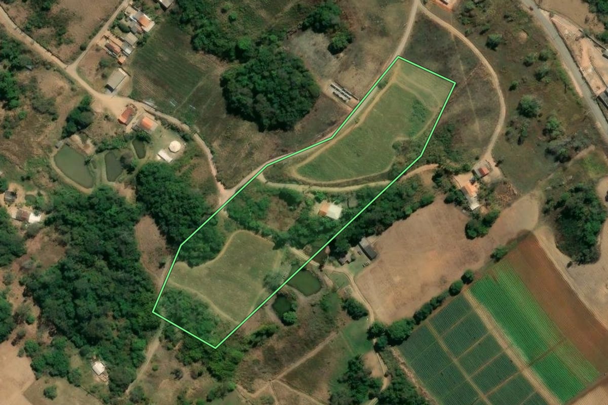 Imagem de satélite do imóvel rural em Piedade (SP), com o contorno declarado no CAR desenhado por cima.