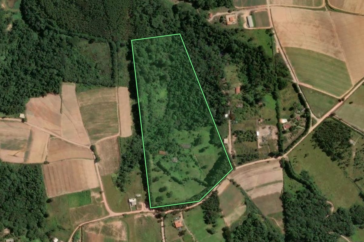 Imagem de satélite do imóvel rural em Piedade (SP), com o contorno declarado no CAR desenhado por cima.