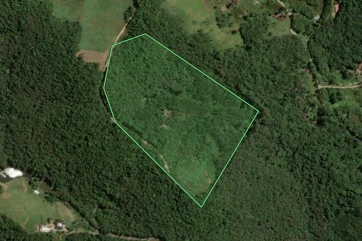 Imagem de satélite do imóvel rural em Piedade (SP), com o contorno declarado no CAR desenhado por cima.