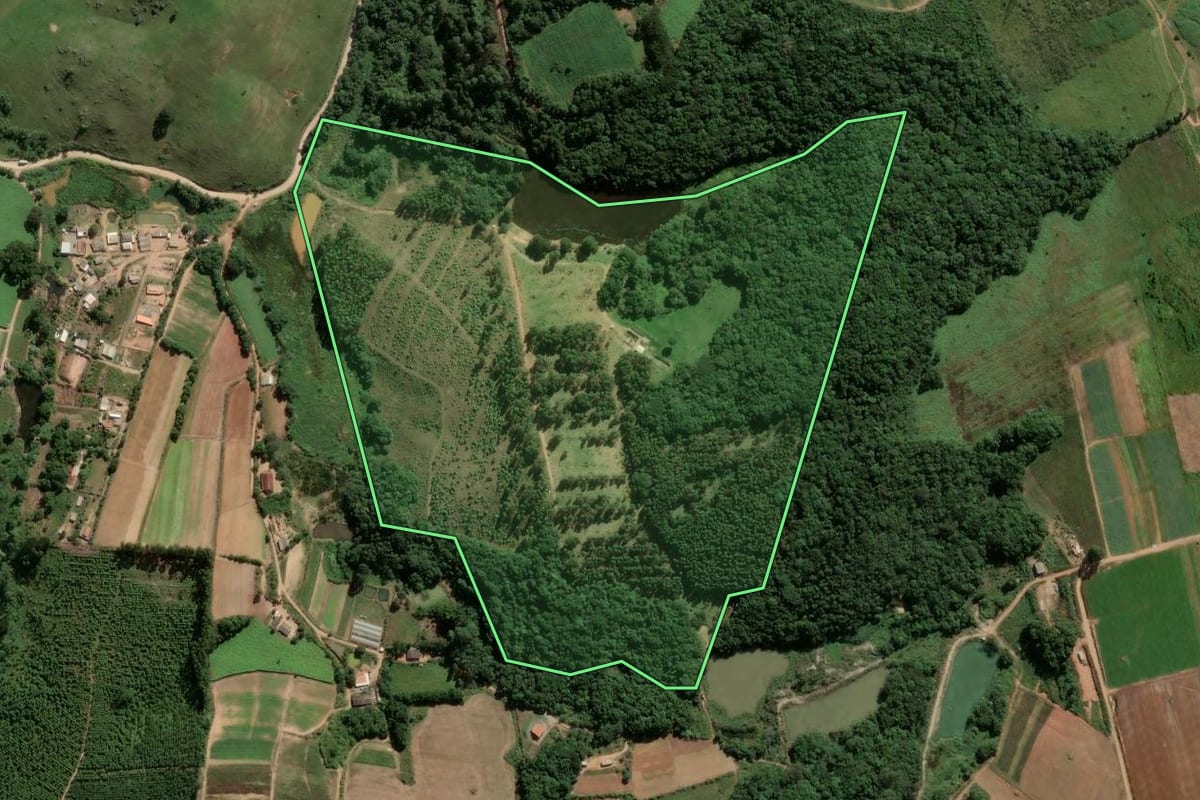 Imagem de satélite do imóvel rural em Piedade (SP), com o contorno declarado no CAR desenhado por cima.